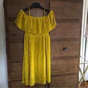 Beautiful lace WHISTLES citrine size 4 cold shoulder dress.